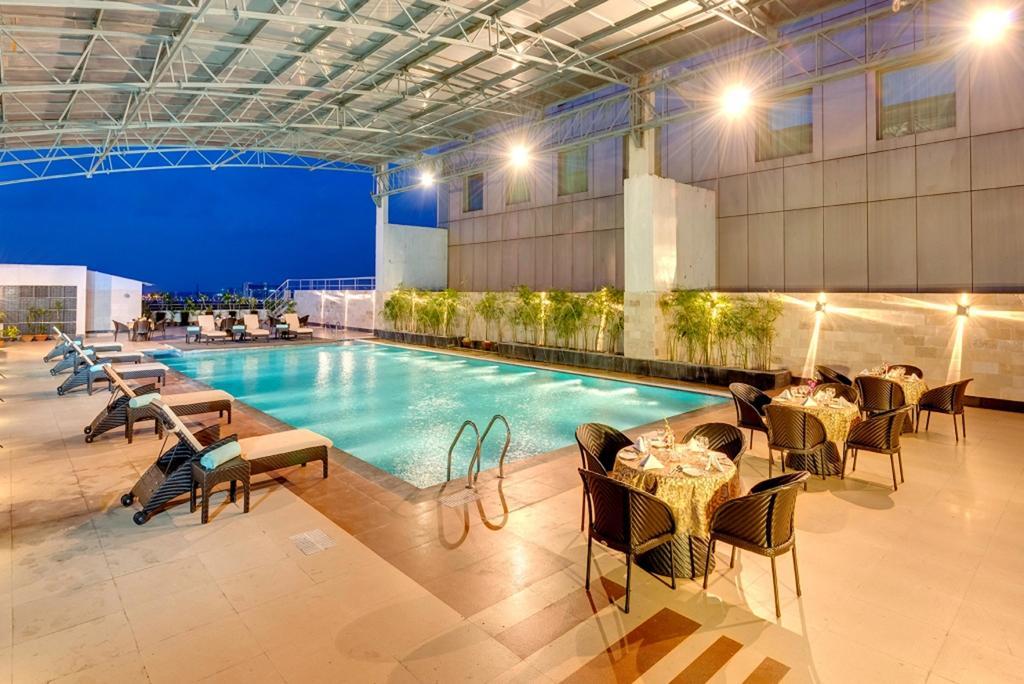 Pride Plaza Hotel, Calcutá Exterior foto The swimming pool at the hotel